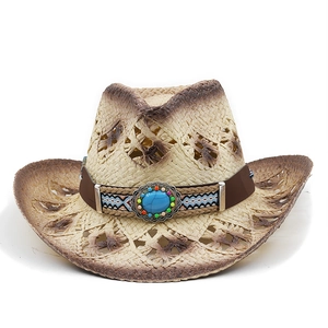 Détail chapeau de cowboy en paille ajourée avec turquoise et perles ethniques