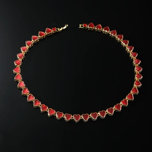 Collana hip hop da uomo dorata con maglie a forma di cuore rosso su fondo nero lucido