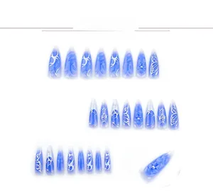 Detailansicht blauer Press-on-Nägel mit 3D-Blumen, silbernen Schmetterlingen und Perlen