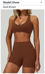 Dettaglio del reggiseno sportivo marrone sabbia con scollo a V e pantaloncini fitness a vita alta
