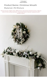 Détail d'une couronne de Noël argent blanc et guirlande lumineuse sur cheminée blanche