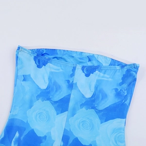 Dettaglio dell'abito con stampa di rose blu che mostra l'orlo bianco e il tessuto