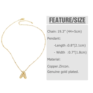 Détail du collier avec pendentif lettre A plaqué or et serti de zircons cubiques brillants