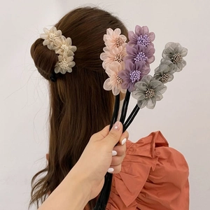 Set elegante per chignon con fiori e perle in quattro tonalità pastello tenui