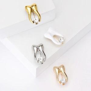 Tooth Shaped Alloy Enamel Brooch Pin With Rhinestone Medical Dentist Jewelry Creative Cartoon Lapel Pin For Nurses Doctors