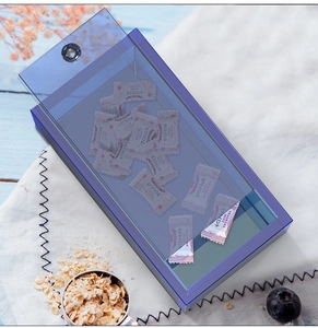 Vue détaillée de la boîte de rangement bleue translucide avec couvercle coulissant rond
