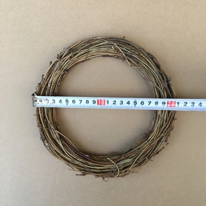 Detailansicht eines 20cm Natur-Rebenkranzes gemessen auf braunem Kraftpapier