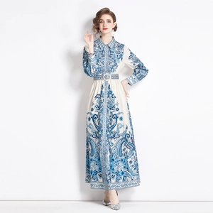 Robe style cour 2024 à motif paisley bleu avec détails à la taille sur tissu beige