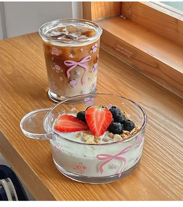 Service en verre au style français avec motif floral et nœud rose pour le petit-déjeuner