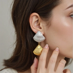 Boucles d'oreilles coquillage bicolores avec pendentifs festonnés dorés et argentés