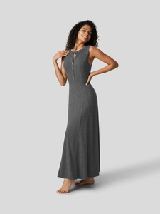 Elegante vestido maxi de punto gris oscuro sin mangas con cuello Henley y dobladillo ancho