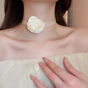Gros plan d'un choker élégant à rose blanche 3D avec ruban transparent pour femme