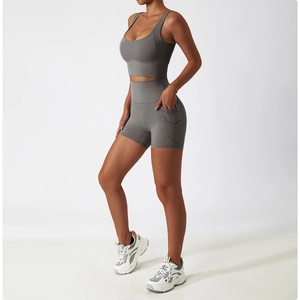 Détail de l'ensemble de yoga gris foncé avec short taille haute à poches et soutien-gorge