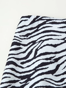 Macro-opname van zwart-wit zebrapatroon op hoogwaardig geweven kledingmateriaal
