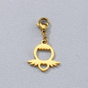 Pendentif ange minimaliste en acier titane doré avec motif ailes et cœur