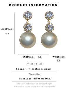 Détail des boucles d'oreilles pendantes de 4,3 cm avec strass brillants et perles