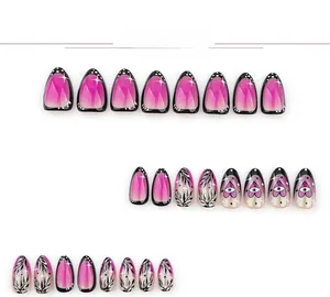 Détails de faux ongles amande avec dégradé rose noir et motifs d'yeux en forme de cœur