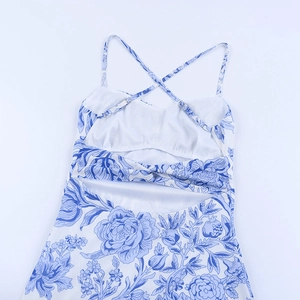 Détail des bretelles croisées dans le dos et de l'imprimé floral bleu de cette robe