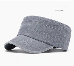 Détail d'une casquette militaire grise délavée avec œillets métalliques et coutures
