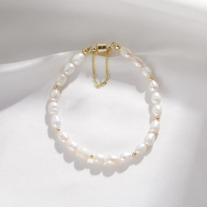 Minimalist freshwater pearl bracelet with K-gold beads and magnetic safety chain