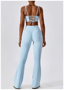 Détail arrière de l'ensemble de yoga bleu clair avec design à lacets croisés et textures