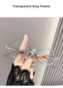 Détail de lunettes rondes rétro gris transparent avec verres anti-lumière bleue en main