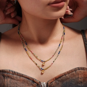 Collier double rang de perles colorées avec pendentifs gouttes d'eau élégants