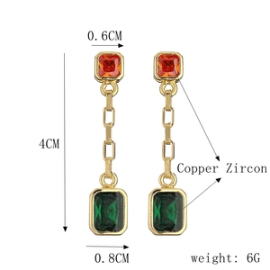 Dimensions détaillées des boucles d'oreilles dorées avec zircons rouges et verts