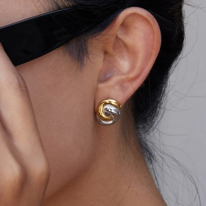 Klassische zweifarbige Ohrringe aus 18K Gold und Edelstahl am Modell präsentiert