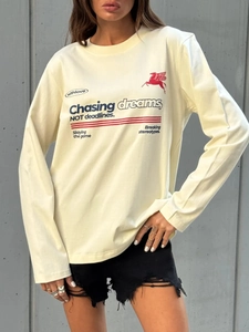 Λεπτομέρεια βαμβακερού μακρυμάνικου t-shirt με κείμενο Chasing Dreams και κόκκινο Πήγασο