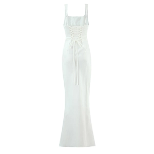 Robe sirène élégante en satin blanc avec dos lacé et fines bretelles réglables