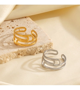 Detail von minimalistischen geometrischen Ringen mit 18K Vergoldung auf Satinhintergrund