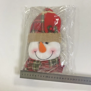 Nahaufnahme einer Schneemann-Weihnachtsstuhlhusse mit Lineal zur Breitenmessung