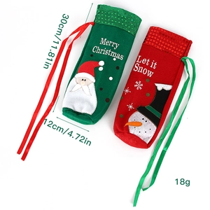 Vue détaillée des sacs à bouteille de Noël à paillettes avec Père Noël et Bonhomme de neige