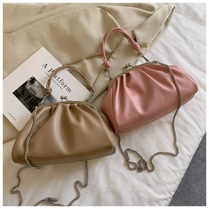 Détail des sacs nuage plissés kaki et rose avec fermoir en métal vintage et chaîne