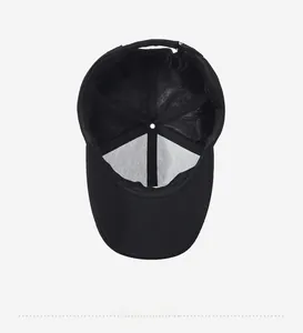 Détails de l'intérieur d'une casquette de baseball noire avec sangle réglable à l'arrière