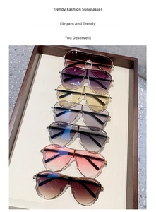 Réseau vertical de lunettes de soleil en métal avec sept verres colorés en dégradé