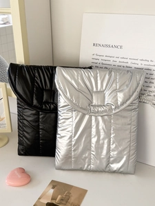 Gesteppte Tablet-Hülle in glänzendem Schwarz und Silber mit flauschigem Design