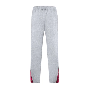 Détail du pantalon de jogging gris avec patchwork écossais rouge aux bas des jambes