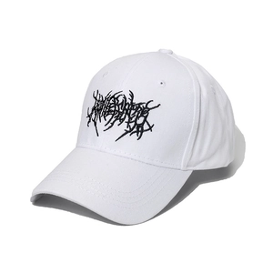 Klassische weiße Baseballkappe mit gotischer Stickerei und gebogenem Schirm im Streetstyle