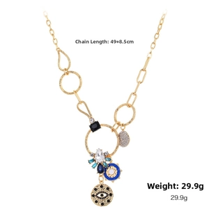 Détail du collier bohème doré avec cristal bleu en goutte et pendentif œil de protection