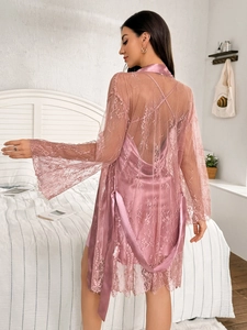 Vue détaillée du dos du peignoir en dentelle rose et de la nuisette avec broderie florale