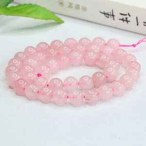 Détail de perles en quartz rose naturel à texture translucide pour bijoux à faire soi-même