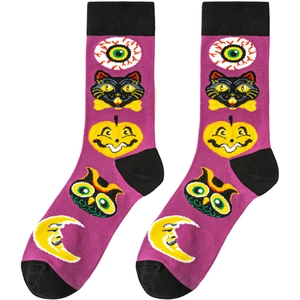 Dettaglio di calze di Halloween con motivi viola con zucche, gufi e gatti neri decorati