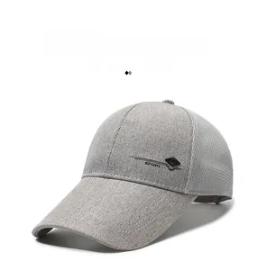 Detail der hellgrauen Mesh-Baseballkappe mit atmungsaktivem Stoff und SPORT-Stickerei