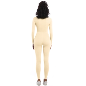 Vue arrière d'une combinaison de yoga beige à manches longues et détails de couture