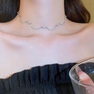 Collana choker d'argento ondulata con pietre di zircone indossata da una modella