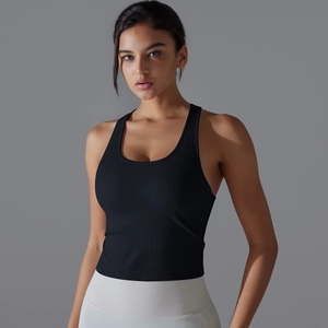 Détail du débardeur de yoga côtelé noir montrant la texture élastique et le dos nageur