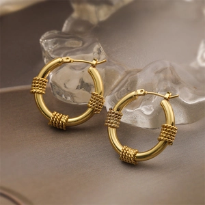 Minimalist gold-plated C-shaped hoop earrings featuring a vintage twisted rope texture design