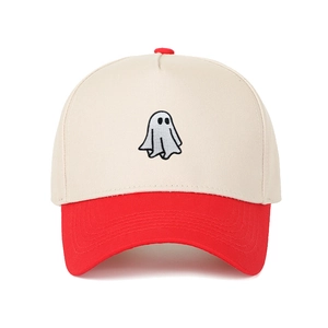 Detail der Geister-Stickerei auf zweifarbiger beige-roter Baumwoll-Trucker-Mütze